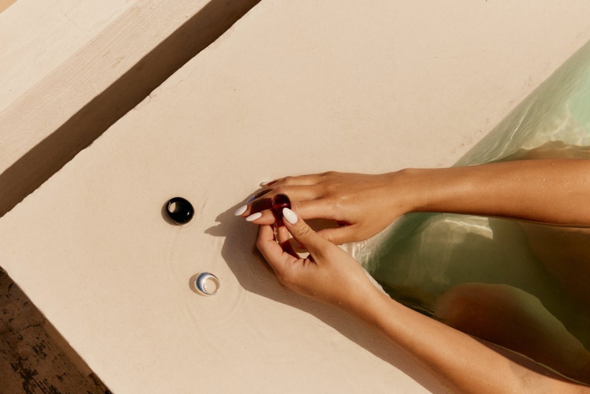 Le guide complet pour retirer tous les types de vernis à ongles (sans abîmer vos ongles) | Botā, soins naturels.